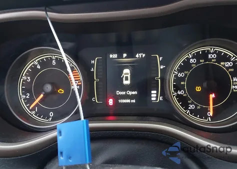 2017 Jeep Cherokee Latitude 4X4 z USA, uszkodzony, nr VIN 1C4PJMCB0HW594405